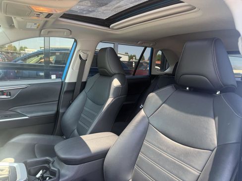 Used 2019 Toyota RAV4 XLE Premium w/ Cold Weather Package AWD/4WD image 9