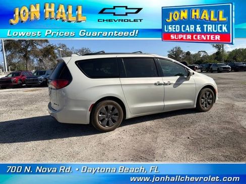 Used 2020 Chrysler Pacifica Touring-L w/ S Appearance Package image 11