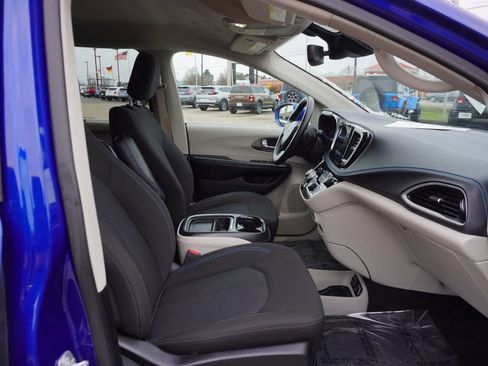 Used 2021 Chrysler Pacifica Touring image 29