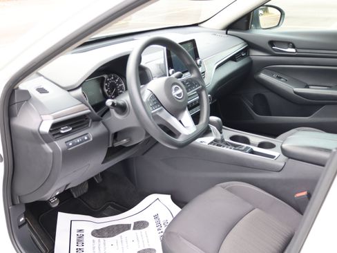 Used 2025 Nissan Altima 2.5 SV FWD image 31