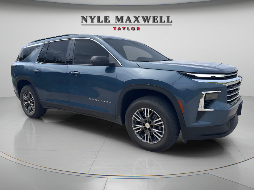 Used 2025 Chevrolet Traverse LT w/ Driver Confidence Package FWD image 1