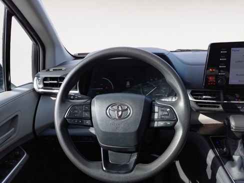 Used 2022 Toyota Sienna LE image 12