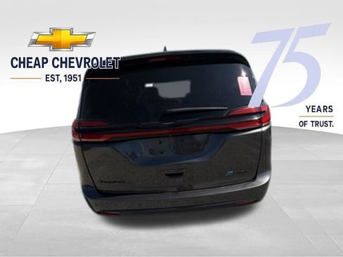Used 2022 Chrysler Pacifica Touring-L w/ Uconnect Theater Family Group FWD image 5