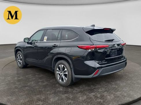 Used 2023 Toyota Highlander XLE AWD/4WD image 3