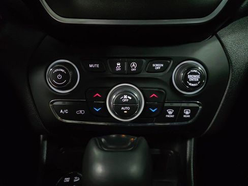 Used 2021 Jeep Cherokee Trailhawk w/ Sun, Sound & Nav Group AWD/4WD image 28