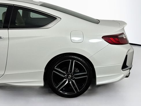 Used 2017 Honda Accord Touring image 40