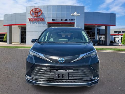 Used 2024 Toyota Sienna XLE image 8