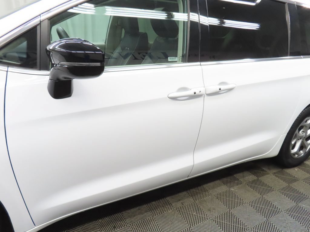 Used 2024 Chrysler Pacifica Limited FWD image 42