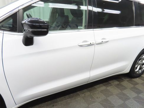 Used 2024 Chrysler Pacifica Limited FWD image 42