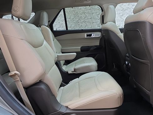 Used 2020 Ford Explorer Platinum w/ Premium Technology Package image 14