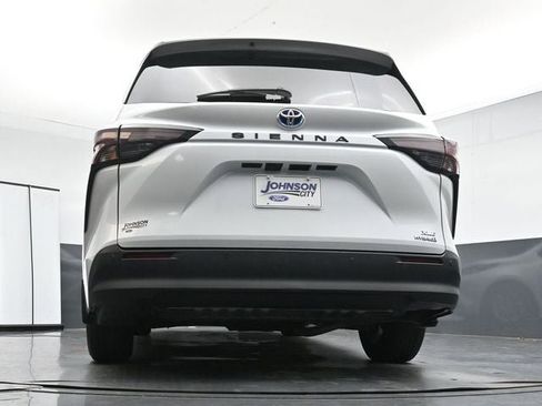 Used 2024 Toyota Sienna XLE FWD image 32