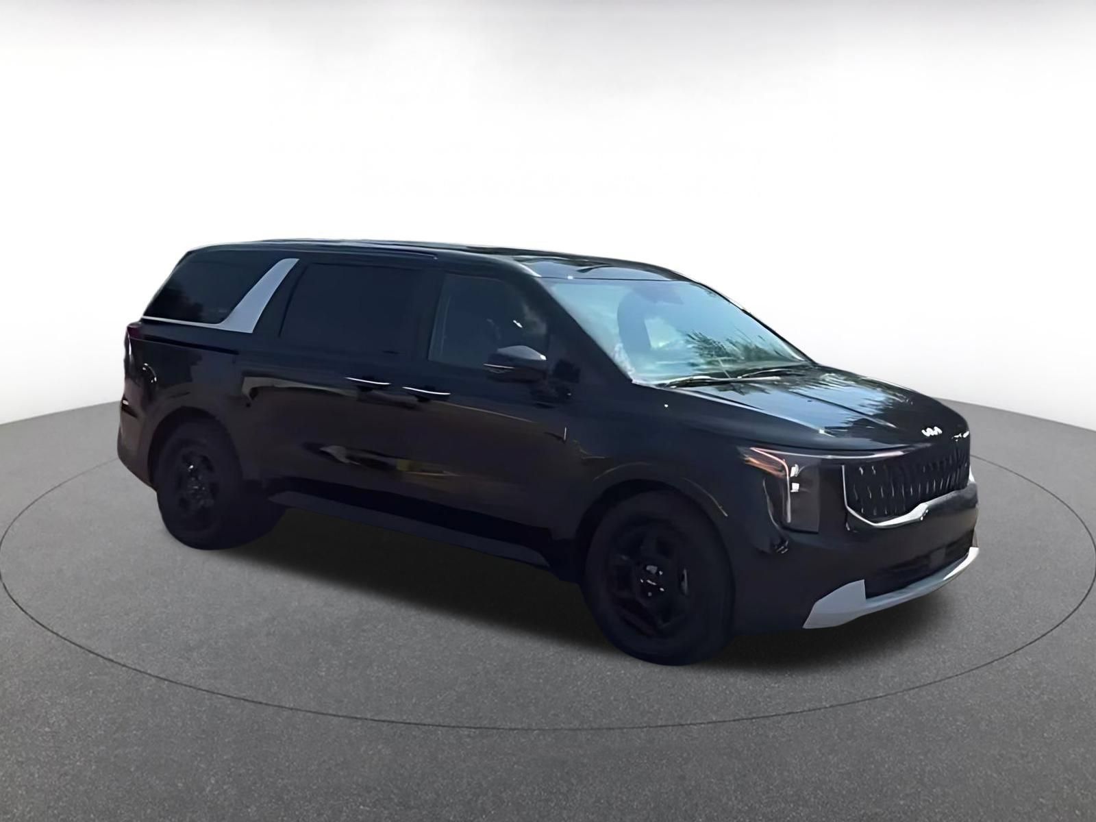 Used 2026 Kia Carnival FWD image 2