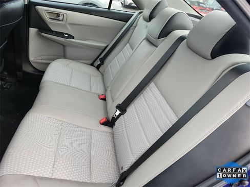 Used 2015 Toyota Camry SE image 5