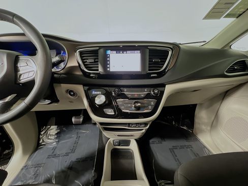 Used 2023 Chrysler Voyager LX image 25