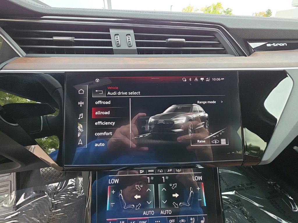 Used 2023 Audi e-tron Premium Plus w/ Premium Plus Package AWD/4WD image 18