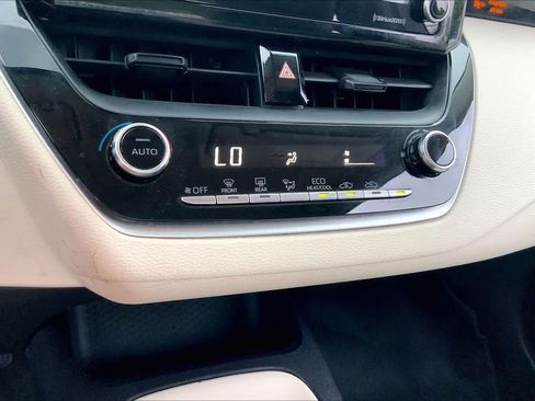 Used 2022 Toyota Corolla LE FWD image 32