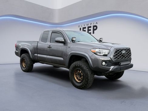 Used 2017 Toyota Tacoma SR5 w/ Tow Package image 8