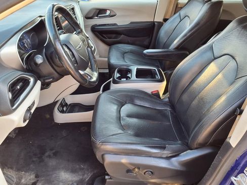 Used 2021 Chrysler Pacifica Touring-L image 3