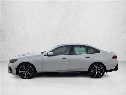 Used 2027 BMW 550e xDrive w/ Executive Package AWD/4WD image 5