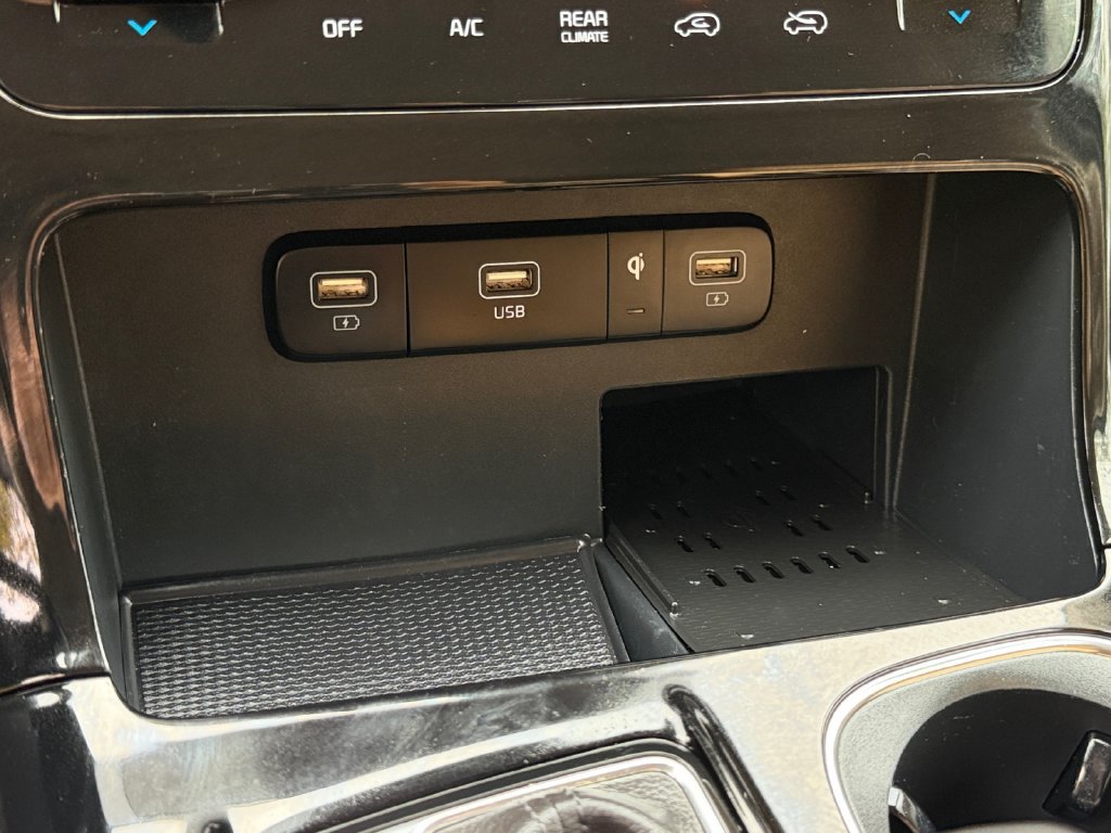 Used 2024 Kia Carnival EX FWD image 24