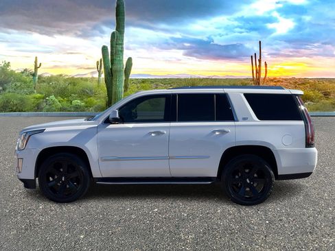 Used 2020 Cadillac Escalade Luxury image 3