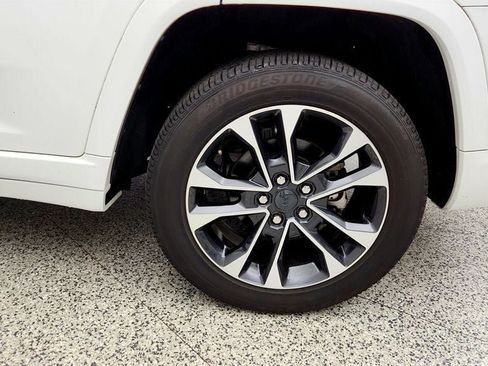 Used 2022 Jeep Grand Cherokee Overland w/ Luxury Tech Group IV AWD/4WD image 9