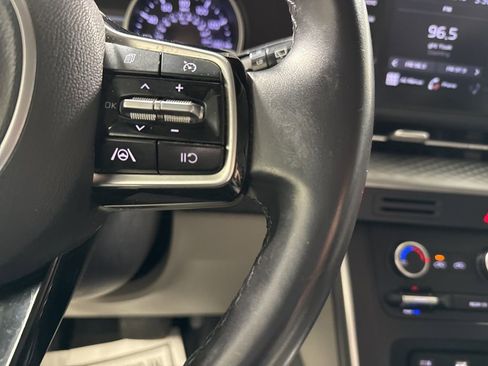 Used 2022 Kia Carnival LX image 17