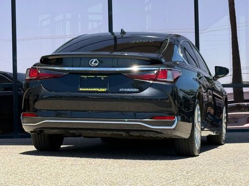 Used 2021 Lexus ES 300h Ultra Luxury w/ Accessory Package 2 FWD image 11