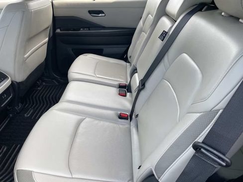 Used 2024 Nissan Pathfinder SL AWD/4WD image 19