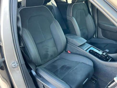 Used 2023 Volvo XC40 Recharge Ultimate image 9