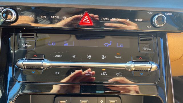 Certified 2024 Kia Carnival EX FWD image 17