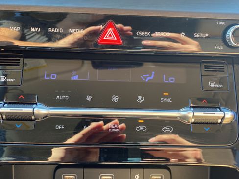 Certified 2024 Kia Carnival EX FWD image 17