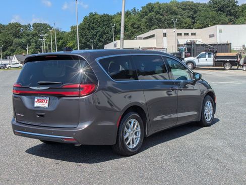 Used 2023 Chrysler Pacifica Touring-L FWD image 9