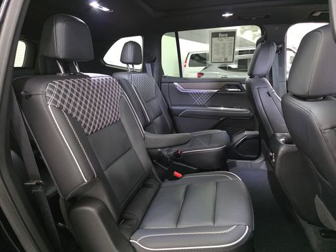 Used 2025 GMC Acadia Denali w/ Super Cruise Package AWD/4WD image 11