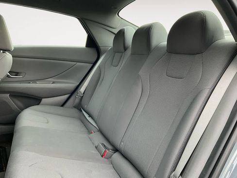 Used 2022 Hyundai Elantra SE FWD image 11
