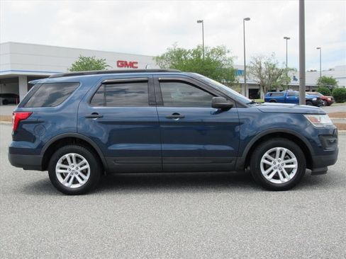 Used 2017 Ford Explorer FWD image 2