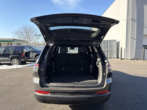 Used 2021 Jeep Grand Cherokee L Laredo image 32