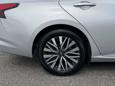 Used 2024 Nissan Altima 2.5 SV FWD image 11