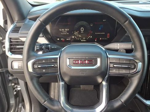 Used 2025 GMC Acadia Elevation image 10