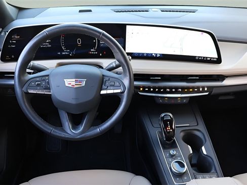 Used 2024 Cadillac XT4 Luxury w/ Cold Weather Package image 15