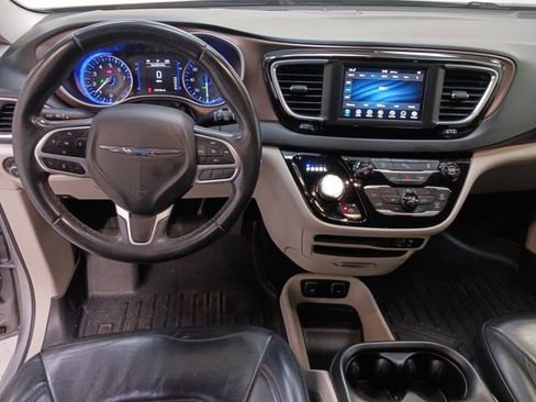 Used 2018 Chrysler Pacifica Touring-L image 14