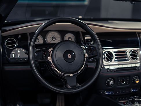 Used 2018 Rolls-Royce Dawn RWD image 22