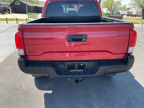 Used 2017 Toyota Tacoma TRD Off-Road image 4