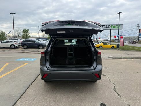 Used 2021 Toyota Highlander XLE AWD/4WD image 12