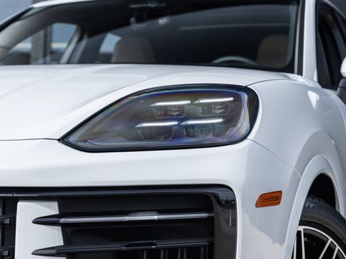 Certified 2026 Porsche Cayenne AWD/4WD image 17