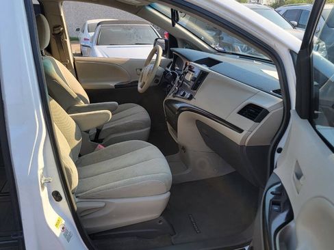 Used 2014 Toyota Sienna L FWD image 12