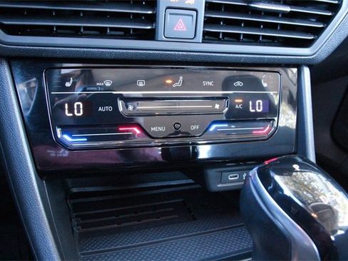 Certified 2025 Volkswagen Jetta SE image 18