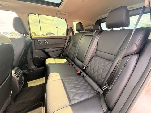 Certified 2023 Nissan Rogue Platinum w/ Platinum Premium Package AWD/4WD image 17