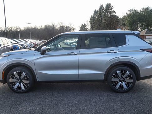New 2026 Mitsubishi Outlander SE image 3