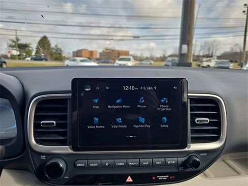 Used 2025 Hyundai Venue Limited image 16
